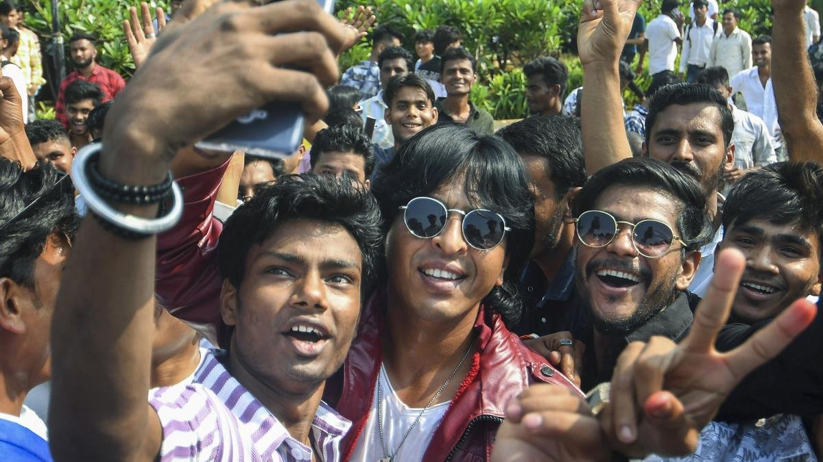 शाहरुख खान ने परिवार, प्रशंसकों के साथ मनाया 59वां जन्मदिन