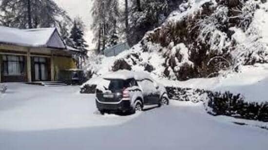 डीसी अनुपम कश्यप ने कहा कि सभी विभाग त्वरित प्रतिक्रिया के साथ सक्रिय भागीदारी सुनिश्चित करें ताकि बर्फबारी के दौरान किसी को कोई परेशानी या परेशानी न हो। (प्रतिनिधित्व के लिए एचटी फोटो)