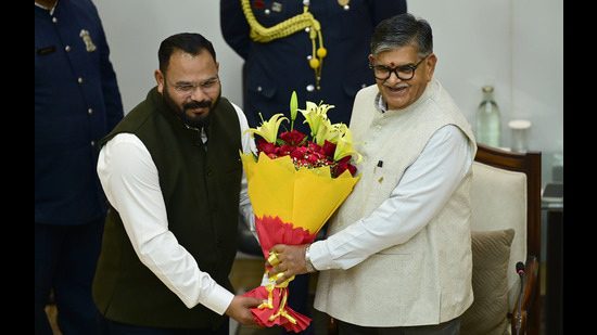 चंडीगढ़ के मेयर कुलदीप कुमार ढलोर शनिवार को एमसी हाउस की बैठक में पंजाब के राज्यपाल और यूटी प्रशासक गुलाब चंद कटारिया का स्वागत करते हुए। (रवि कुमार/एचटी)