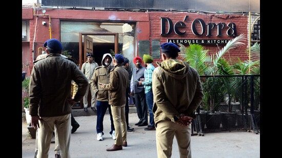 चंडीगढ़ पुलिस के प्रयासों के बावजूद, संदिग्ध अज्ञात बने हुए हैं, क्योंकि उन्होंने भागने के पूरे रास्ते में अपने चेहरे को शॉल से ढककर अपनी पहचान छिपाई थी। (केशव सिंह/एचटी)