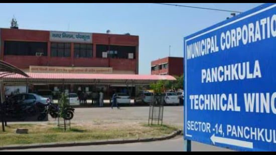 देरी ने राजनीतिक तनाव पैदा कर दिया है, कांग्रेस ने आरोप लगाया है कि प्रतिकूल परिणाम से बचने के लिए भाजपा ने जानबूझकर चुनाव स्थगित कर दिया है। (एचटी)