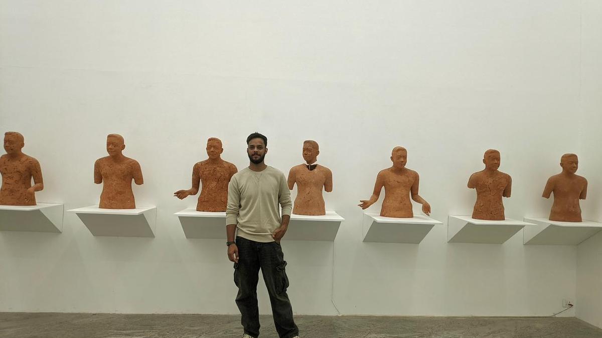 तिरुवनंतपुरम में ललित कला महाविद्यालय के वार्षिक शो में प्रदर्शित कलाकृति का एक विविध संग्रह