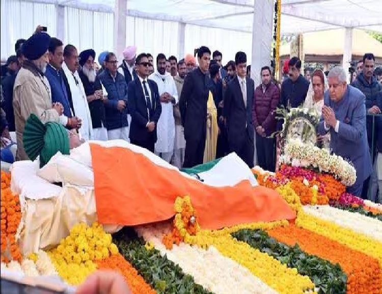 राजकीय सम्मान के साथ हुआ चौटाला का अंतिम संस्कार
