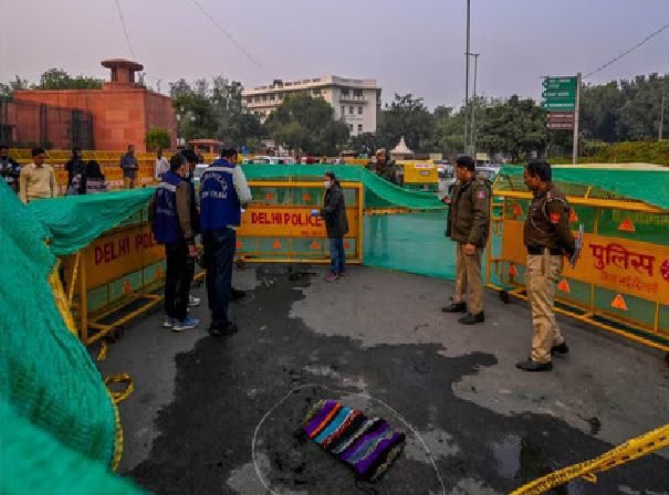 संसद के पास खुद को आग लगाने वाले व्यक्ति की मौत