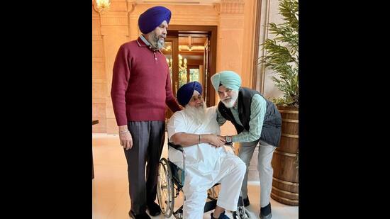 सुखबीर सिंह बादल एएसआई जसवीर सिंह और हीरा सिंह के साथ, जिन्होंने अपने ऊपर हुए जानलेवा हमले को नाकाम कर उनकी जान बचाई। (एचटी फोटो)