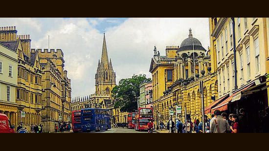 ऑक्सफ़ोर्ड, एक जीवित पोस्टकार्ड में कदम रखने जैसा महसूस हुआ। मौसम उतना ही अप्रत्याशित था जितना शहर का आकर्षण, हल्की बारिश ने छाते को एक आवश्यक सहयोगी बना दिया। (एडोब स्टॉक)