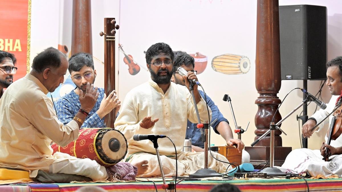 अभिषेक रघुराम ने उत्साहपूर्वक एक महत्वपूर्ण प्रदर्शन को संभाला