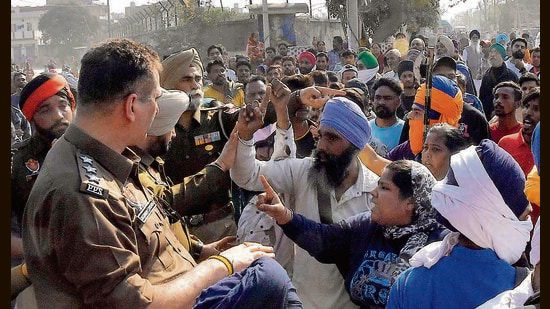 मंगलवार को लुधियाना में सीईटीपी संयंत्रों तक पहुंचने के लिए ताजपुर रोड में प्रवेश न करने के लिए प्रदर्शनकारियों को रोकते पुलिस अधिकारी। (मनीष/हिन्दुस्तान टाइम्स)