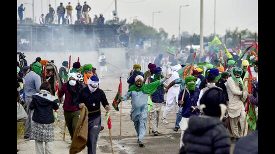 8 दिसंबर, 2024 को पंजाब में पंजाब-हरियाणा राज्य शंभू सीमा पर विरोध प्रदर्शन के दौरान पुलिस द्वारा आंसू गैस छोड़े जाने पर किसानों ने अपने चेहरे कपड़े से ढक लिए। भारतीय पुलिस ने 6 दिसंबर को राजधानी नई दिल्ली तक मार्च करने का प्रयास कर रहे प्रदर्शनकारी किसानों पर आंसू गैस छोड़ी। अपनी फसलों के लिए न्यूनतम मूल्य की गारंटी की उनकी लंबे समय से चली आ रही मांग पर जोर देने के लिए। (एएफपी)