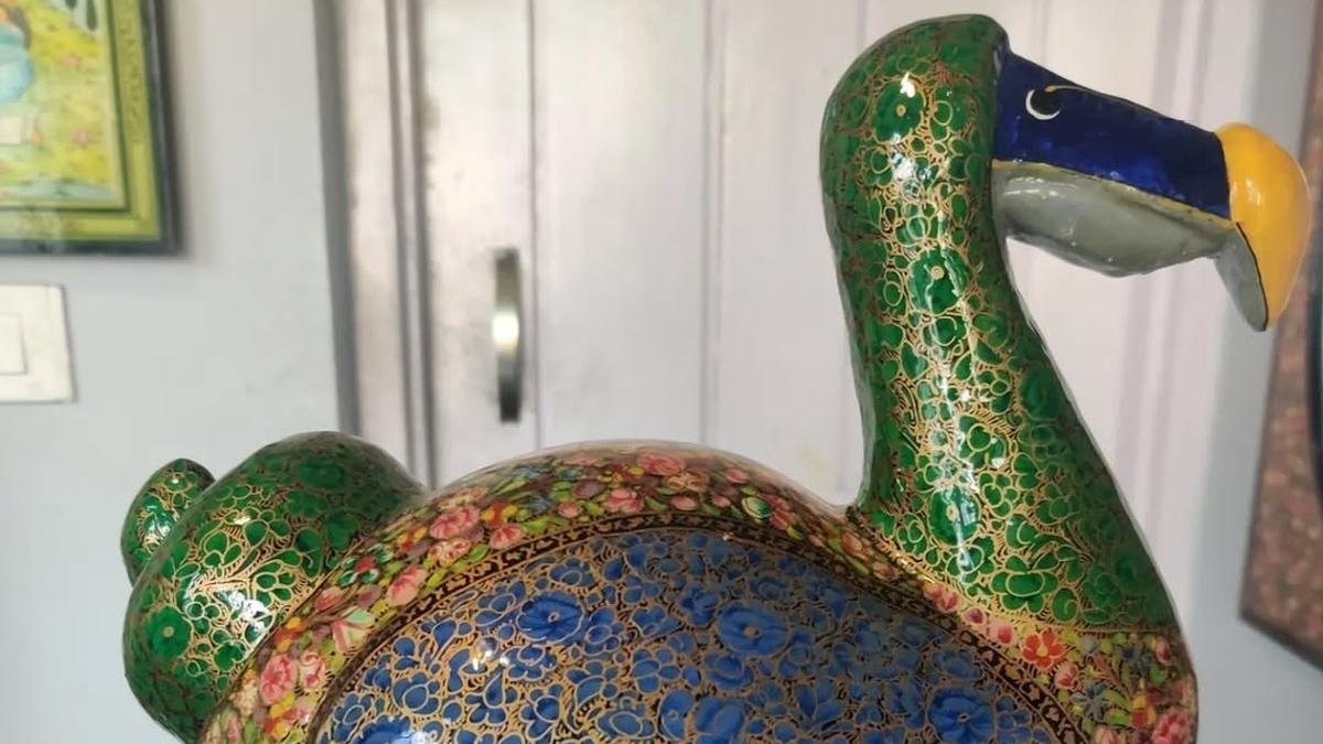 इसके विलुप्त होने के 343 साल बाद, कश्मीर के कारीगर कागज की लुगदी में डोडो को पंख देते हैं