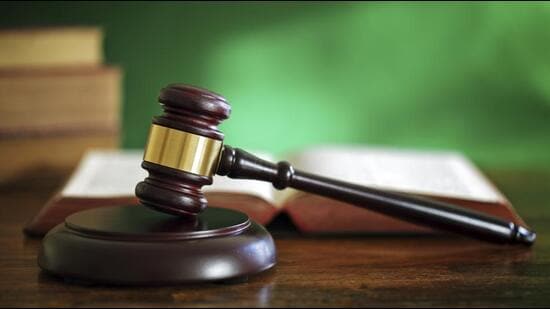 जम्मू-कश्मीर और लद्दाख उच्च न्यायालय की न्यायमूर्ति अतुल श्रीधरन और न्यायमूर्ति मोहम्मद यूसुफ वानी की खंडपीठ ने हाल ही में कहा है कि कश्मीरी पंडित महिलाएं अपनी प्रवासी स्थिति नहीं खोएंगी, भले ही उन्होंने गैर-प्रवासियों से शादी की हो। (गेटी इमेजेज/आईस्टॉकफोटो/प्रतीकात्मक छवि)