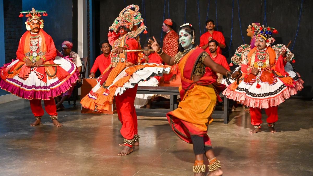 कांचीपुरम स्थित कट्टैक्कुट्टू संगम अपना वार्षिक कलई थिरु विजहा प्रस्तुत करता है