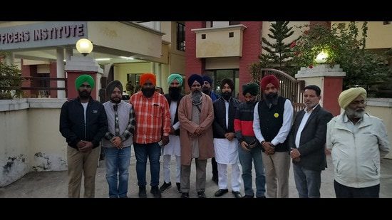 6 दिसंबर को किसानों के निर्धारित दिल्ली मार्च से पहले, सोमवार को अंबाला शहर के न्यू पुलिस ऑफिसर इंस्टीट्यूट में प्रदर्शनकारी किसानों और अंबाला जिला प्रशासन के बीच एक समन्वय बैठक हुई। (एचटी फोटो)