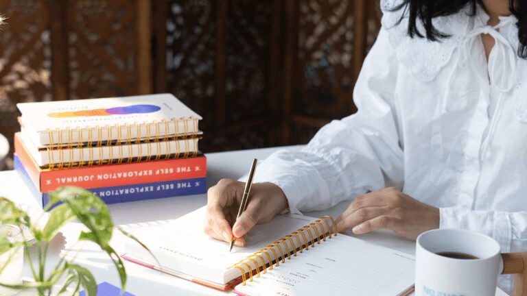 घरेलू कलाकारों द्वारा 2025 के लिए योजनाकारों में कल्याण संकेत, शब्द नाटक की सुविधा है