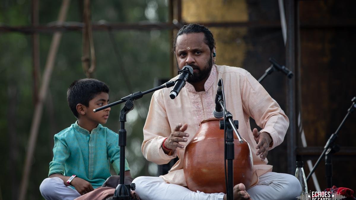घाटम कलाकार गिरिधर उडुपा अपने एकल एलबम में जाकिर हुसैन के साथ अभिनय कर रहे हैं