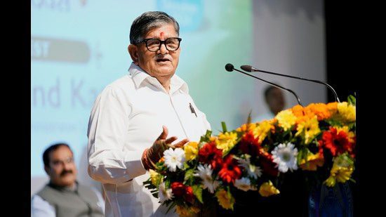 कटारिया ने गुरुवार को संबंधित अधिकारियों से मुलाकात की और उन्हें यह सुनिश्चित करने का निर्देश दिया कि निजीकरण (एचटी) में संक्रमण के दौरान कर्मचारियों के सभी मौजूदा सेवा लाभ सुरक्षित रहें।