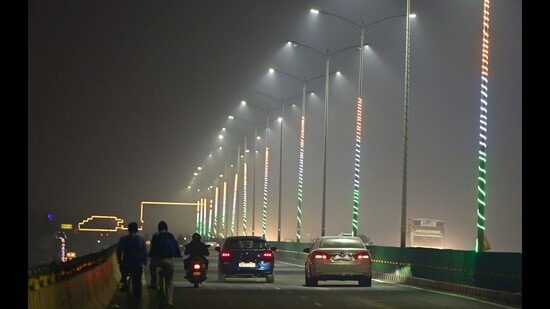 चंडीगढ़ के दक्षिणी हिस्सों में स्थिति सबसे खराब थी, जहां रात 8 बजे सेक्टर 53 में सीएएक्यूएमएस में एक्यूआई 287 और सेक्टर 22 में सीएएक्यूएमएस में 239 तक पहुंच गया, दोनों खराब श्रेणी में थे। (एचटी फ़ाइल)