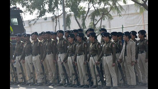 वीआईपी दौरों से पहले, चंडीगढ़ पुलिस ने 10 अर्धसैनिक इकाइयों सहित 4,000 कर्मियों की तैनाती के साथ सुरक्षा बढ़ा दी है। (रवि कुमार/एचटी)