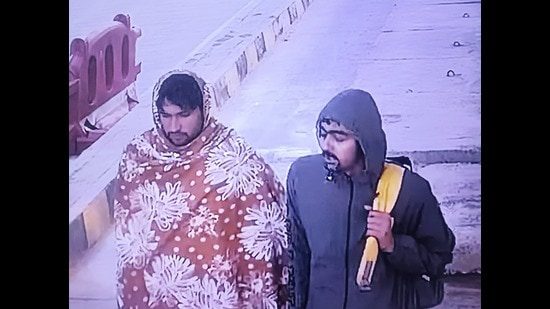 विनय और अजीत नामक दोनों को करनाल में एक अज्ञात व्यक्ति द्वारा टिफिन बॉक्स में छिपाए गए चार कच्चे बम उपलब्ध कराए गए थे। (एचटी)