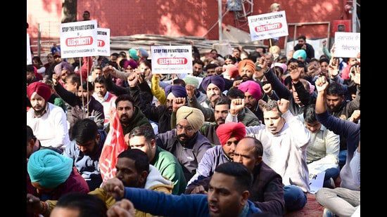जब तक उनकी चिंताओं पर ध्यान नहीं दिया जाता, तब तक निजीकरण का विरोध करने की कसम खाते हुए, यूटी पावरमैन कर्मचारी यूनियन ने शुक्रवार को सेक्टर 17, चंडीगढ़ में विरोध प्रदर्शन का आयोजन किया। (रवि कुमार/एचटी)