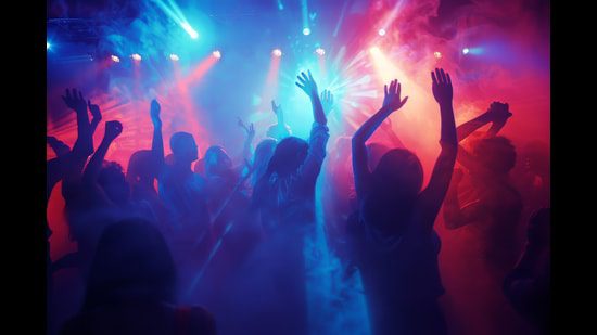 नोटिस पंजाब उत्पाद शुल्क अधिनियम, 1914 की धारा 36 (सी) के तहत जारी किए गए थे, जो चंडीगढ़ तक विस्तारित है, जो उल्लंघनकर्ताओं के शराब लाइसेंस को रद्द करने या निलंबित करने का अधिकार देता है। (एडोब स्टॉक)