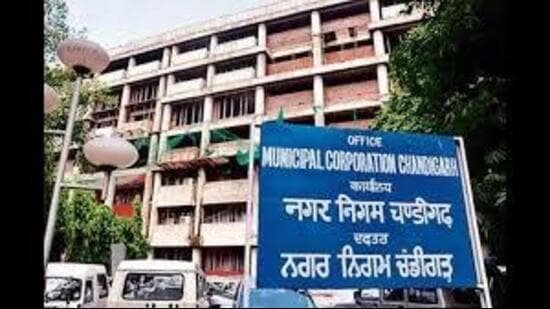 जबकि नियमित कर्मचारियों के वेतन का भुगतान कर दिया गया है, चंडीगढ़ एमसी अपने आउटसोर्स कर्मचारियों को भुगतान करने के लिए संघर्ष कर रहा है, जिन्हें आम तौर पर प्रत्येक महीने की 7 तारीख तक भुगतान किया जाता है। (एचटी फोटो)