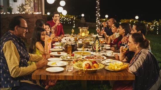 हमारी पांच दशक पुरानी डाइनिंग टेबल आज यादों का भंडार है, जिसका हर निशान और दाग एक कहानी कहते हैं। (शटरस्टॉक)