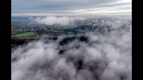 जैसे-जैसे दिन चढ़ता गया, मैंने देखा कि ऊपर काले बादल अशुभ रूप से उमड़ रहे थे। (एपी)