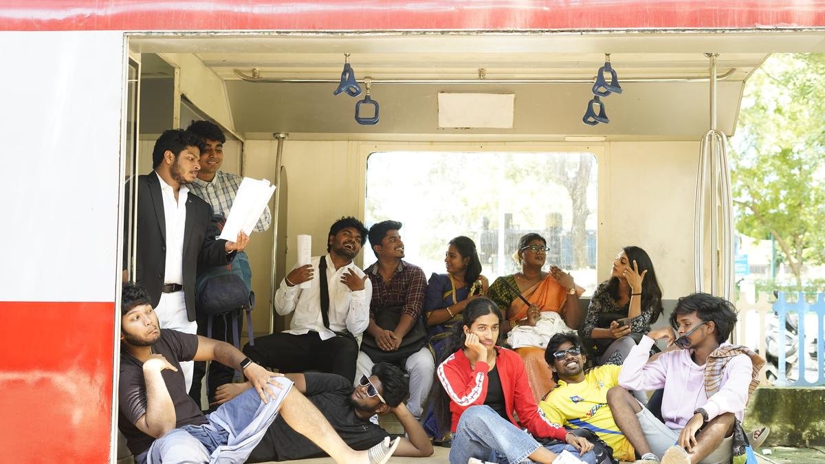 थिएटर ग्रुप नदीगन दा इसे वास्तविक रखता है