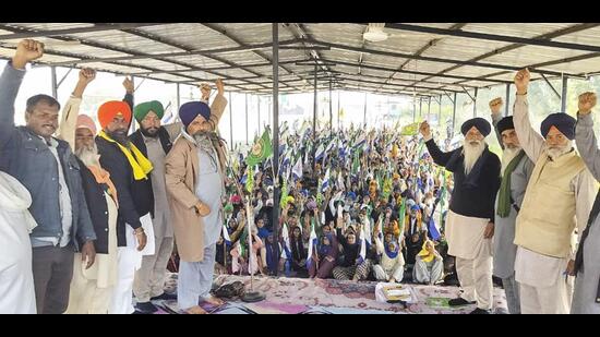 गुरुवार को पटियाला में 'दिल्ली चलो' मार्च शुरू होने से एक दिन पहले शंभू बॉर्डर पर किसान नेता सरवन सिंह पंढेर और अन्य। (पीटीआई)