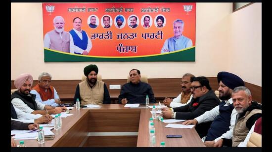 वरिष्ठ नेता विजय रूपाणी ने सोमवार को भाजपा की बैठक की अध्यक्षता की। (एचटी)