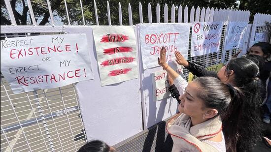 पीयू के छात्र सीनेट चुनाव में देरी के खिलाफ विरोध प्रदर्शन कर रहे हैं, (एचटी फ़ाइल)