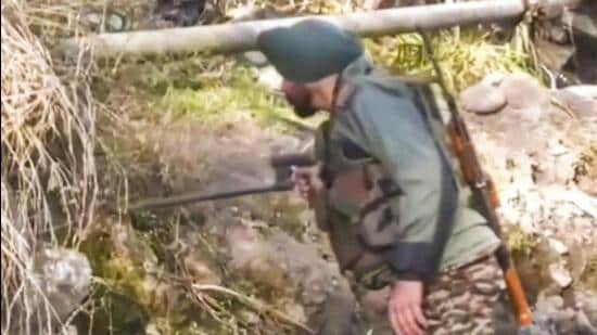 पुंछ में सेना चौकी के पास तलाशी लेता बम निरोधक दल का एक सदस्य। (पीटीआई)