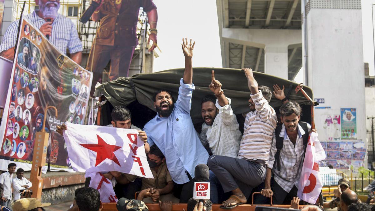 पुष्पा 2 भगदड़: त्रासदी के एक दिन बाद भी संध्या थिएटर में धूमधाम जारी है