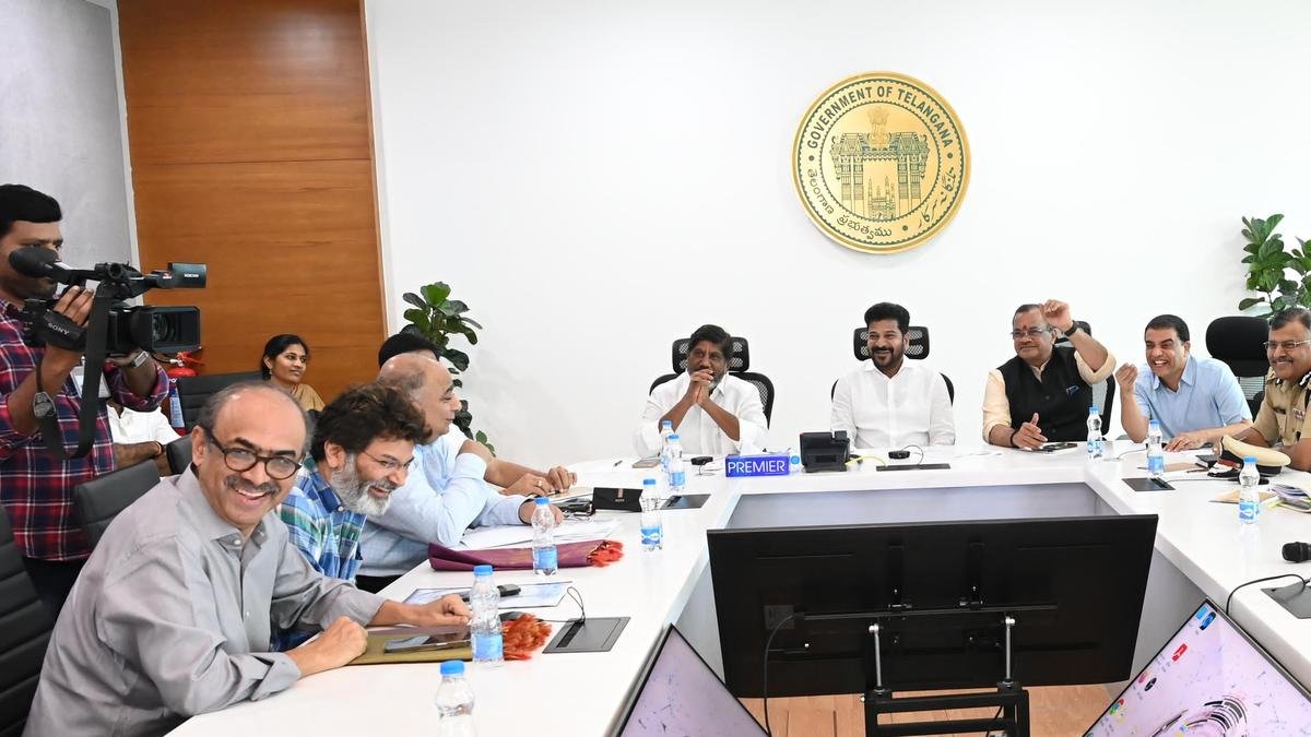 पुष्पा 2 भगदड़ मामले पर तेलुगु फिल्म उद्योग के दिग्गजों ने तेलंगाना के मुख्यमंत्री रेवंत रेड्डी से मुलाकात की