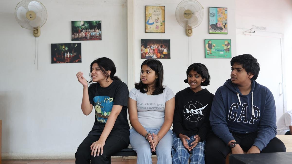 बेंगलुरु थिएटर: जागृति थिएटर का 'एवरीबॉडी' जीवन, मृत्यु और विकल्पों की खोज करता है
