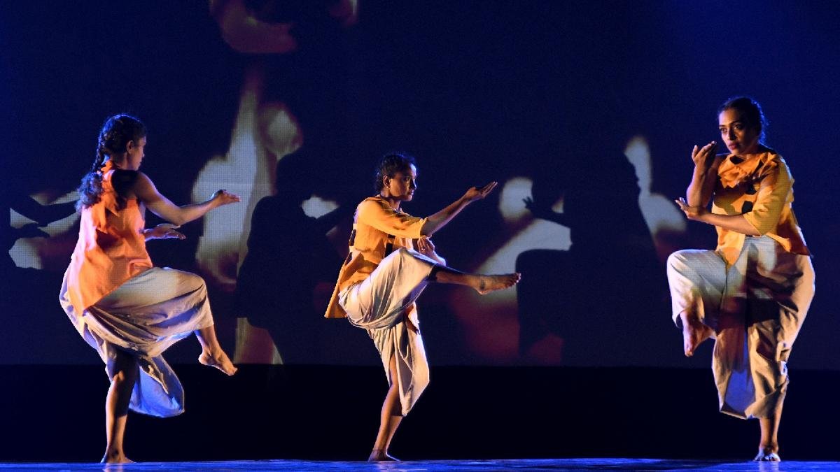 बेंगलुरु में अट्टक्कलारी का 'वर्ल्ड डांस' वैश्विक और स्थानीय कहानियों का मिश्रण है
