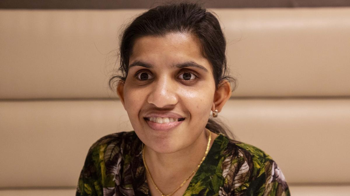 मिलिए इंडियन आइडल गायिका मेनुका पौडेल से जिन्होंने रणबीर कपूर को अपने पैर छूने पर मजबूर कर दिया