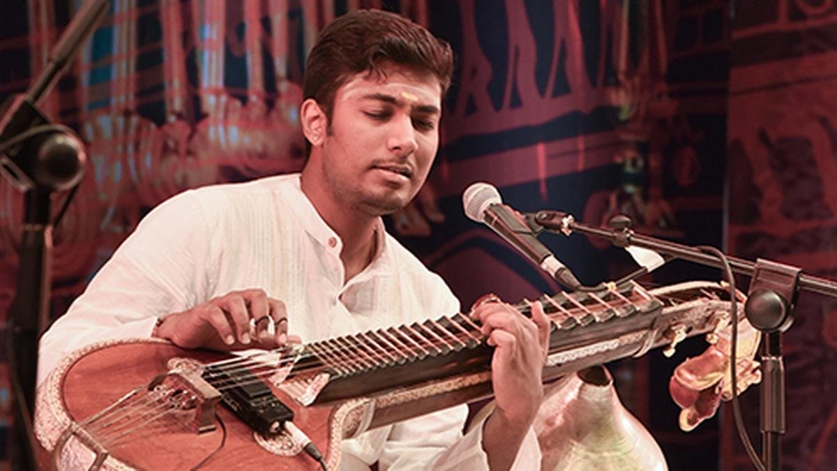 युवा वीणा वादकों ने व्यापक पहुंच के लिए इस वाद्ययंत्र को नया रूप दिया है