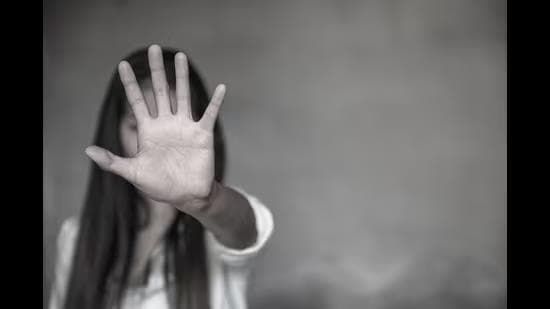 एडीजीपी रैंक की महिला अधिकारी की अध्यक्षता वाली तीन सदस्यीय विशेष जांच टीम (एसआईटी) द्वारा एक आईपीएस अधिकारी के खिलाफ दो वायरल यौन उत्पीड़न पत्रों की जांच शुरू करने के लगभग एक महीने बाद, हरियाणा राज्य महिला आयोग की अध्यक्ष रेनू भाटिया ने मंगलवार को दावा किया कि उन्होंने आईपीएस अधिकारी के खिलाफ सुराग मिला और महिला आयोग उन्हें गिरफ्तार करने का आदेश देगा. (प्रतीकात्मक छवि)