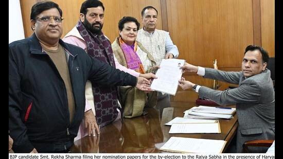 भारतीय जनता पार्टी की उम्मीदवार और राष्ट्रीय महिला आयोग की पूर्व प्रमुख रेखा शर्मा ने हरियाणा विधानसभा सचिवालय में रिटर्निंग अधिकारी के समक्ष मुख्यमंत्री नायब सिंह सैनी, राज्य भाजपा प्रमुख मोहन लाल बडौली और कैबिनेट मंत्री विपुल गोयल की उपस्थिति में राज्यसभा उपचुनाव के लिए अपना नामांकन पत्र जमा किया। मंगलवार को चंडीगढ़ में. (एचटी फोटो)