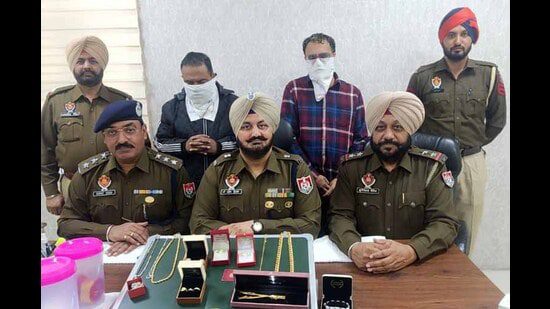 लुधियाना में शुक्रवार को दो आरोपी पुलिस हिरासत में। (एचटी फोटो)