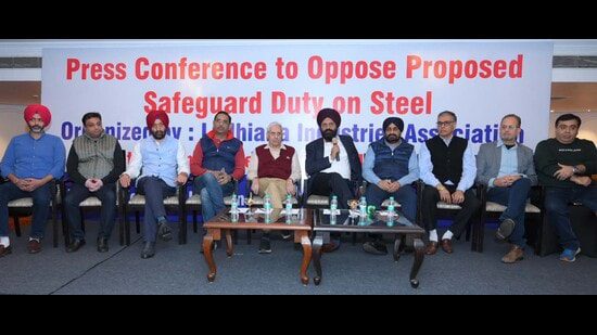 लुधियाना में पत्रकारों को संबोधित करते उद्योगपति।