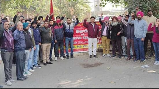 लुधियाना के सुंदर नगर डिवीजन में सोमवार को बिजली कर्मचारियों ने प्रदर्शन किया। (एचटी फोटो)