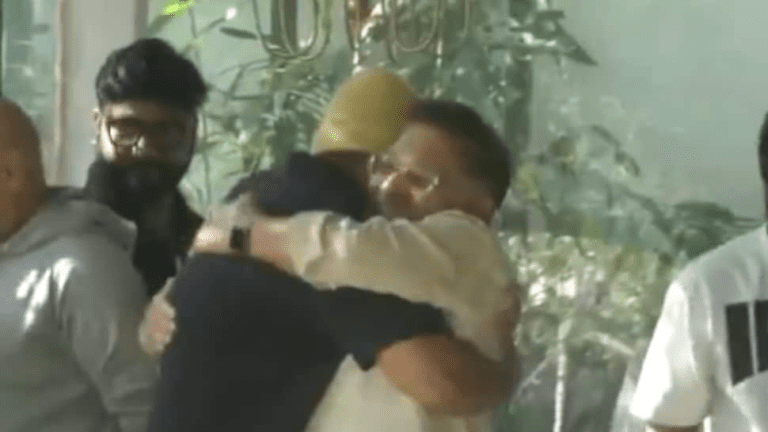 विजय देवरकोंडा और अन्य टॉलीवुड सेलेब्स जेल से रिहा होने के बाद अल्लू अर्जुन के घर पहुंचे