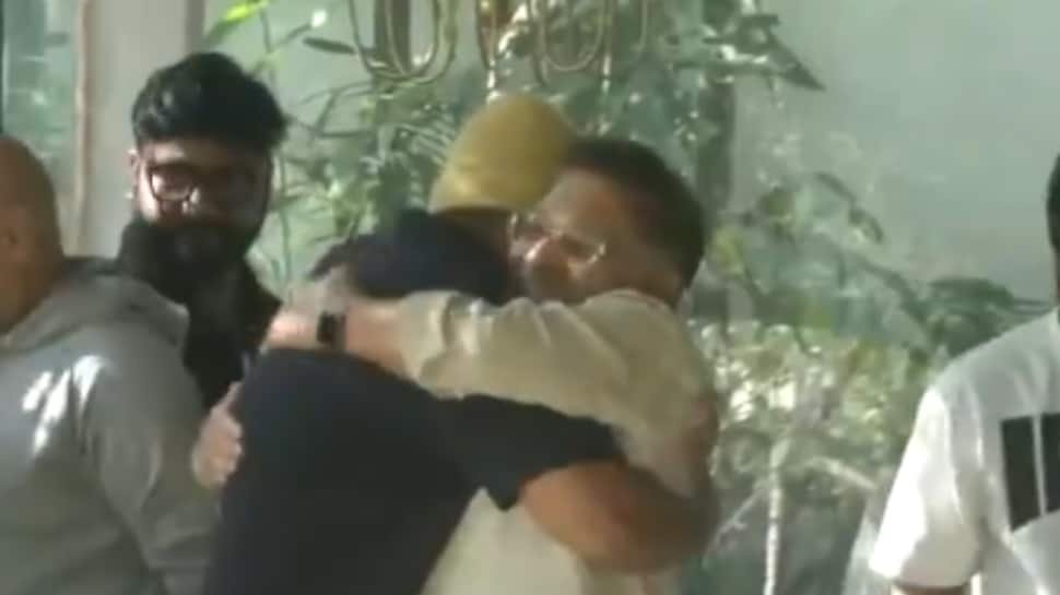 विजय देवरकोंडा और अन्य टॉलीवुड सेलेब्स जेल से रिहा होने के बाद अल्लू अर्जुन के घर पहुंचे
