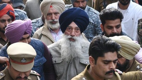 स्वर्ण मंदिर में पूर्व उप मुख्यमंत्री सुखबीर बादल की हत्या का प्रयास करने वाले नारायण सिंह चौरा ने अकेले ही काम किया और वह