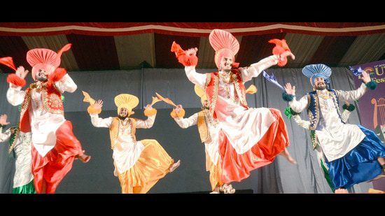 गुरु अंगद देव पशु चिकित्सा और पशु विज्ञान विश्वविद्यालय में अंतर-कॉलेज युवा महोत्सव में प्रदर्शन करते छात्र। (एचटी फोटो)