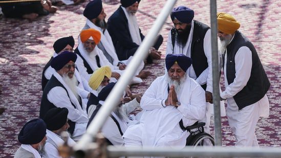 पंजाब के पूर्व उपमुख्यमंत्री सुखबीर सिंह बादल सोमवार को अमृतसर के स्वर्ण मंदिर में अकाल तख्त के सामने पेश हुए।