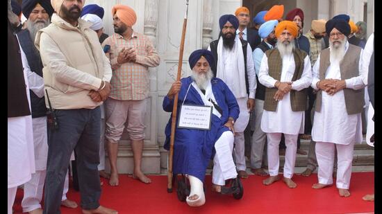 मंगलवार को अमृतसर में स्वर्ण मंदिर के प्रवेश द्वार पर सुखबीर सिंह बादल। (समीर सहगल/एचटी)